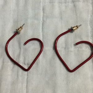 Red open heart pierced earrings